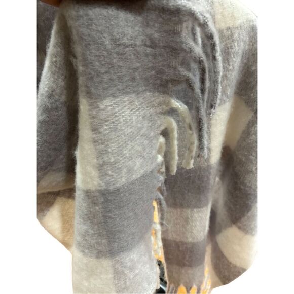 Steve Madden Gray and Off White Plaid Oversized Scarf Plaid Grid Fringed Tassel - Picture 4 of 6